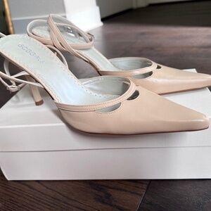 BCBGirls MAX AZRIA GASPER SAND COLOR LEATHER SANDALS HEELS Size 7.5 M